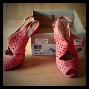 New Clark's size 6 and 1/2 medium heels.
